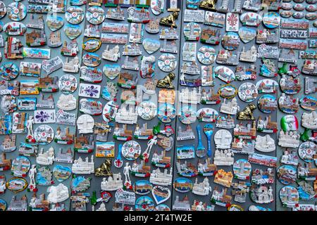 Florence Italie. Présentoir de souvenirs d'aimant de réfrigérateur dans un magasin. Banque D'Images