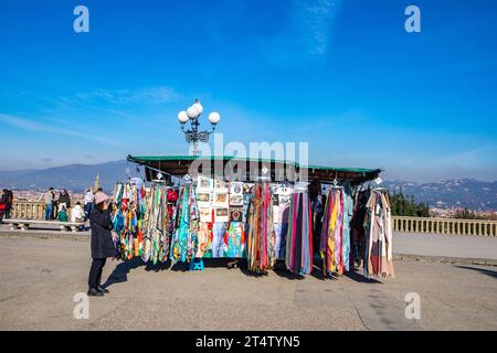 Florence, Italie. Une boutique de souvenirs à Florence, la capitale de la région toscane en Italie. Banque D'Images