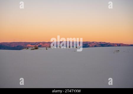 White Dunes se dresse dans un contraste saisissant avec les montagnes de Sacramento au Nouveau-Mexique Banque D'Images