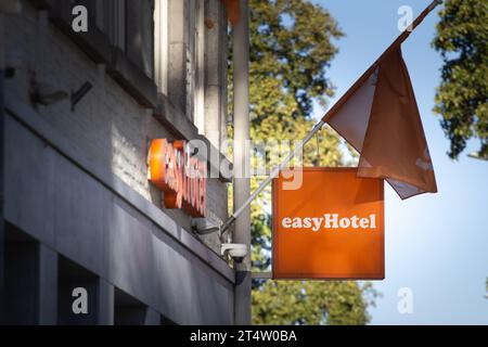 Photo d'un panneau avec le logo d'Easyhotel sur leur hôtel de maastricht. EasyHotel (stylisé easyHotel) est une chaîne hôtelière internationale, Head Banque D'Images