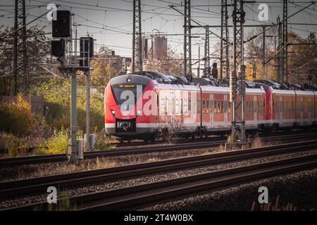 Photo d'un train appartenant à la Deutsche Bahn, au train de banlieue (Koln S Bahn), passant par la gare de Troisdorf Bahnhof. Le train de banlieue (S-Bahn) Cologne est un réseau de S-Bahn o Banque D'Images