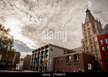 Photo de la place Alter Markt de Cologne avec le Rathaus Koeln. L'hôtel de ville est un bâtiment historique situé à Cologne, dans l'ouest de l'Allemagne. Il est localisé Banque D'Images