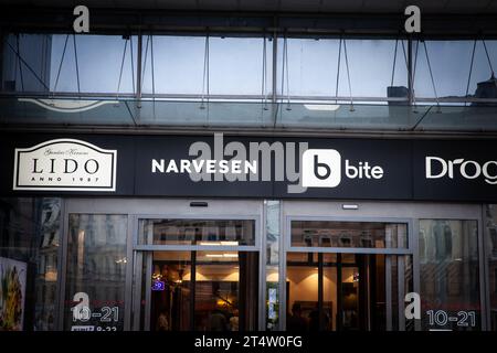 Image d'un signe avec le logo de Narvesen à Riga, lettonie. Narvesen est une chaîne norvégienne de marchands de journaux / dépanneurs qui, avec ses 370 outl Banque D'Images