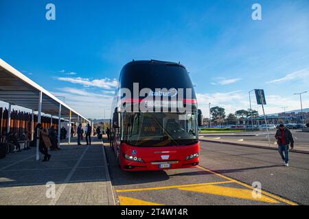 Florence, Italie : un Itabus à la gare routière longue distance de Florence, la capitale de la région toscane en Italie. Itabus est un italien moderne b Banque D'Images