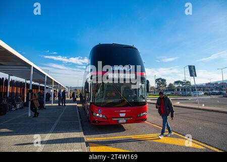 Florence, Italie : un Itabus à la gare routière longue distance de Florence, la capitale de la région toscane en Italie. Itabus est un italien moderne b Banque D'Images