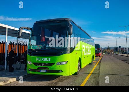 Florence, Italie : Flixbus et Itabus à la gare routière longue distance de Florence, la capitale de la région toscane en Italie. Banque D'Images