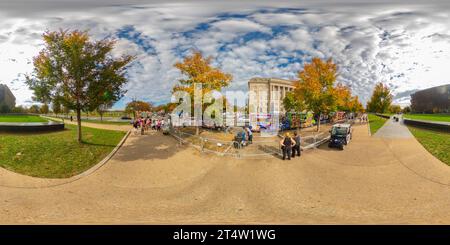 Vue panoramique à 360° de Washington DC, États-Unis - 28 octobre 2023 : camions de restauration à Washington DC. 360 panorama VR photo équirectangulaire