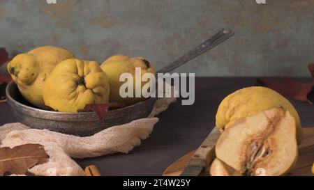 Coing fruits et marmelade dans un bol en céramique sur le dessus de table. Banque D'Images