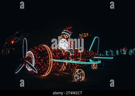 Installation de guirlandes brillantes dans la rue de Noël. Père Noël sur une installation lumineuse d'hélicoptère. Décoration de rue de Noël faite de guirlandes dans le Banque D'Images