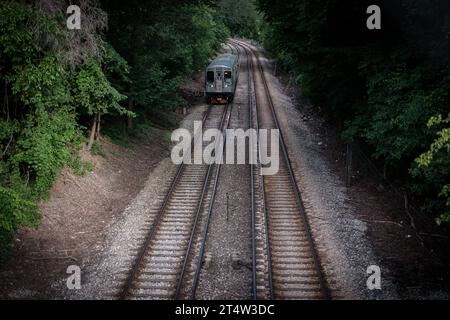 Train Skokie Swift sur des voies entre les arbres Banque D'Images