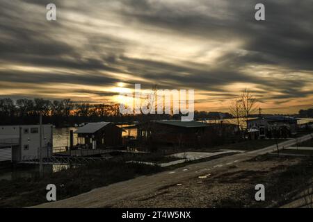 Nouveau Belgrade : coucher de soleil sur la rivière Sava Banque D'Images