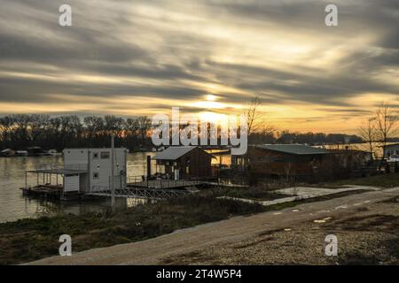 Nouveau Belgrade : coucher de soleil sur la rivière Sava Banque D'Images