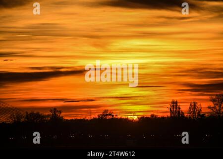 Coucher de soleil à Belgrade, rive de la rivière Sava. Serbie Banque D'Images