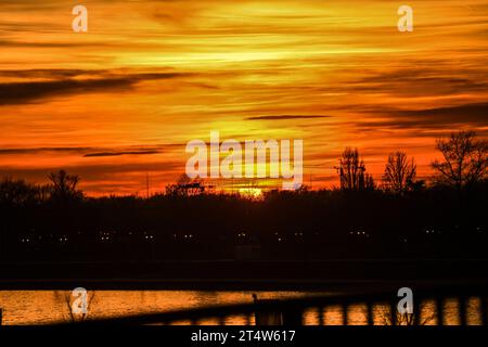 Coucher de soleil à Belgrade, rive de la rivière Sava. Serbie Banque D'Images