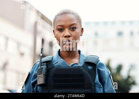 Portrait, police ou femme noire en ville pour l'application de la loi, la protection communautaire ou la sécurité juridique dans la rue. Flic, superviseur ou sécurité féminine sérieuse Banque D'Images