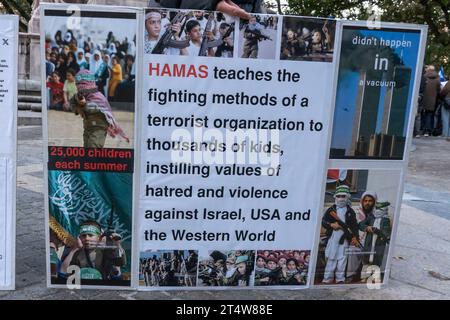 NEW YROK, NEW YORK - NOVEMBRE 01 : le participant tient une pancarte indiquant que le Hamas enseigne à des milliers d'enfants à devenir des terroristes dans les camps d'été lors d'une veillée aux chandelles pour les 1400 victimes des attaques terroristes du Hamas en Israël le 7 octobre à Central Park le 1 novembre 2023 à New York. Des milliers de civils, Palestiniens et Israéliens, sont morts depuis le 7 octobre 2023, après que le terroriste palestinien du Hamas basé dans la bande de Gaza est entré dans le sud d’Israël dans une attaque sans précédent déclenchant une guerre déclarée par Israël au Hamas. Banque D'Images