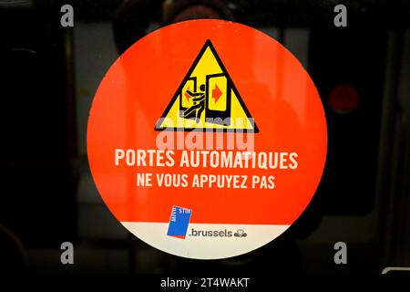 Avertissement de porte automatique sur le métro de Bruxelles (Métro de Bruxelles) «PORTES AUTOMATIQUES, ne VOUS APPUYEZ pas» (porte automatique, ne VOUS penchez pas) Banque D'Images