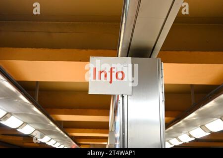 Panneau D’INFORMATION à l’intérieur d’une station de métro de Bruxelles – Bruxelles Belgique – 23 octobre 2023 Banque D'Images