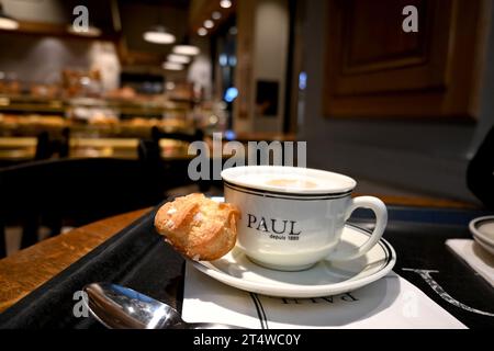 PAUL Bakery Cafe, tasse de café et petite pâte – Bruxelles Belgique – 23 octobre 2023 Banque D'Images