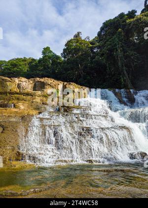 Chutes de Tinuy-an à Surigao del sur. Cascades avec eau claire. Philippines. Banque D'Images