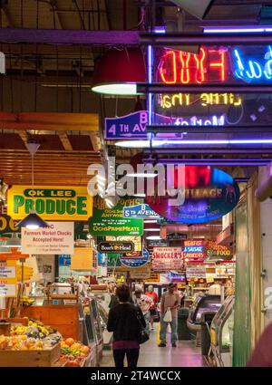 Nourriture à vendre sur un marché fermier local Banque D'Images