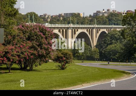 Printemps et le pont Duke Ellington dans Rock Creek Park, Washington DC Banque D'Images