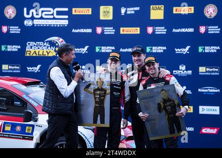 Passau, Allemagne. 29 octobre 2023. Le pilote Kalle Rovanpera (fin) et Jonne Halttunen (fin), Team Principa, Jari-Matti Latvala, Toyota Gazoo Racing, lors de la célébration du titre mondial, crédit : Independent photo Agency/Alamy Live News Banque D'Images