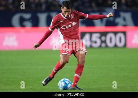 Brescia, Italie. 29 octobre 2023. Raffaele Pucino de SSC Bari porte le ballon lors du match de championnat italien de football de Serie B entre Brescia Calcio et SSC Bari au stade Mario Rigamonti le 29 octobre 2023, Brixia, Italie. Crédit : Agence photo indépendante/Alamy Live News Banque D'Images