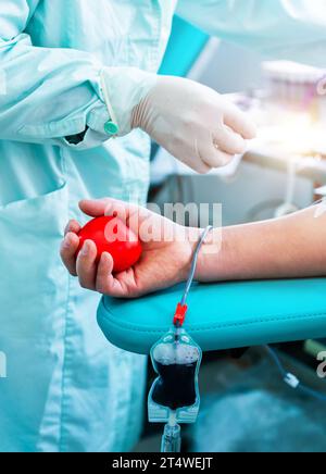 Donneur de sang masculin au labo avec une balle gonflable tenant en main Banque D'Images