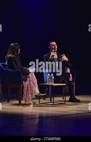 Leon, Mexique. 1 novembre 2023 : Kass Torres, éditeur de bruit, interviewe le créateur de mode britannique Charles Jeffrey lors de Trends & Design 2023 au Teatro del Bicentenario à Leon, Guanajuato. Mexique. Crédits : JVMODEL Banque D'Images