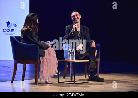 Leon, Mexique. 1 novembre 2023 : Kass Torres, éditeur de bruit, interviewe le créateur de mode britannique Charles Jeffrey lors de Trends & Design 2023 au Teatro del Bicentenario à Leon, Guanajuato. Mexique. Crédits : JVMODEL Banque D'Images