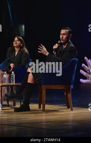 Leon, Mexique. 1 novembre 2023 : Kass Torres, éditeur de bruit, interviewe le créateur de mode britannique Charles Jeffrey lors de Trends & Design 2023 au Teatro del Bicentenario à Leon, Guanajuato. Mexique. Crédits : JVMODEL Banque D'Images