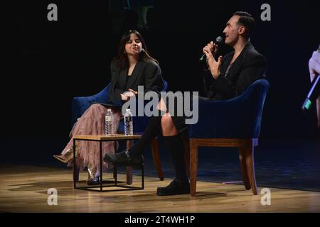 Leon, Mexique. 1 novembre 2023 : Kass Torres, éditeur de bruit, interviewe le créateur de mode britannique Charles Jeffrey lors de Trends & Design 2023 au Teatro del Bicentenario à Leon, Guanajuato. Mexique. Crédits : JVMODEL Banque D'Images