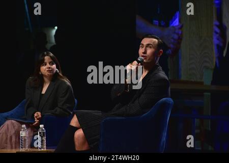 Leon, Mexique. 1 novembre 2023 : Kass Torres, éditeur de bruit, interviewe le créateur de mode britannique Charles Jeffrey lors de Trends & Design 2023 au Teatro del Bicentenario à Leon, Guanajuato. Mexique. Crédits : JVMODEL Banque D'Images