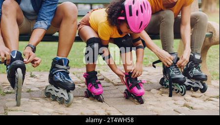 Famille, enfants ou roller avec une fille et les parents dans le parc ensemble pour le plaisir ou les loisirs. Les enfants, l'amour ou l'apprentissage avec une mère, un père et Banque D'Images