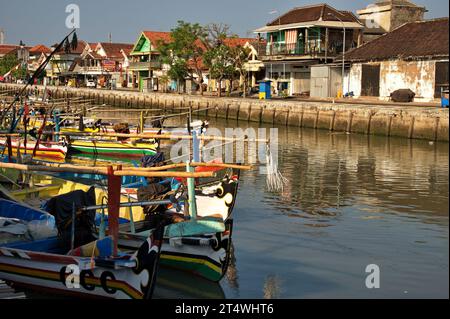 Pasuruan - charmant village de pêcheurs avec des bateaux traditionnels en bois Banque D'Images