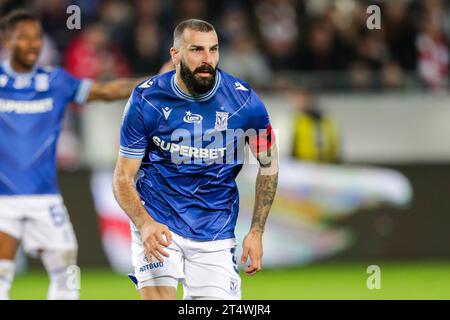 Mikael Ishak de Lech Poznan vu en action lors du match de football Ekstraklasa 2023-24 entre Cracovia Cracovie et Lech Poznan au stade de Cracovia. Score final ; Cracovia Cracovie 1:1 Lech Poznan. (Photo Grzegorz Wajda/SOPA Images/Sipa USA) crédit : SIPA USA/Alamy Live News Banque D'Images