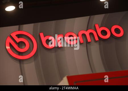 Las Vegas, États-Unis. 01 novembre 2023. Une vue du panneau Brembo exposé lors du salon SEMA 2023, au Las Vegas Convention Center à Las Vegas, Nevada, le mercredi 1 novembre 2023. Brembo est un fabricant italien de systèmes de freinage automobile, en particulier pour les voitures et les motos hautes performances. Photo de James Atoa/UPI crédit : UPI/Alamy Live News Banque D'Images