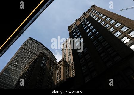 Vue sur Park Avenue, un large boulevard de New York qui transporte le trafic vers le nord et le sud dans les arrondissements de Manhattan et du Bronx. Banque D'Images