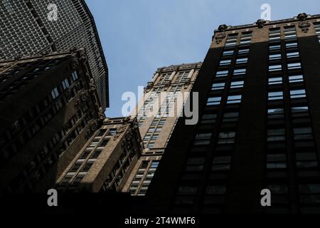 Vue sur Park Avenue, un large boulevard de New York qui transporte le trafic vers le nord et le sud dans les arrondissements de Manhattan et du Bronx. Banque D'Images