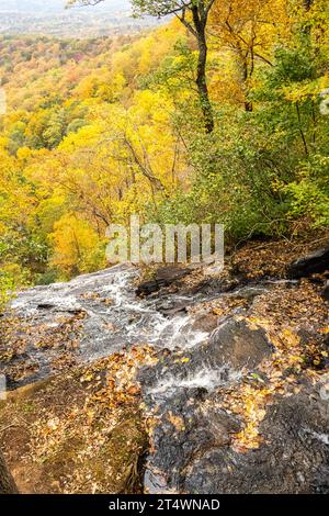 Sommet des Amicalola Falls avec les couleurs de pointe de la saison d'automne au parc d'État Amicalola Falls à Dawsonville, Géorgie. (ÉTATS-UNIS) Banque D'Images
