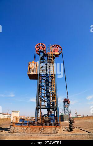 Unité de pompage de type tour dans le champ de pétrole, chine Banque D'Images