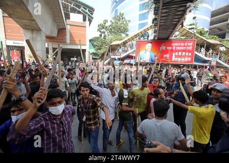 Dhaka, Bangladesh. 01 novembre 2023. Les travailleurs du vêtement bloquent les routes alors qu’ils prennent part à une manifestation à Dhaka le 1 novembre 2023. Des milliers de travailleurs bangladais de l'habillement ont barricadé les routes à Dhaka mercredi pour exiger des salaires équitables pour les vêtements qu'ils fabriquent pour les grandes marques occidentales, avec au moins deux morts pendant des jours de manifestations. Photo de Habibur Rahman/ABACAPRESS.COM crédit : Abaca Press/Alamy Live News Banque D'Images