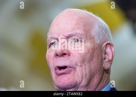 Washington, États-Unis. 31 octobre 2023. Le sénateur américain Ben Cardin (démocrate du Maryland) s'adresse aux médias après le déjeuner hebdomadaire sur la politique du Sénat dans le Capitole des États-Unis à Washington, DC, le mardi 31 octobre 2023. Photo Annabelle Gordon/CNP/ABACAPRESS.COM crédit : Abaca Press/Alamy Live News Banque D'Images