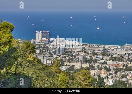 Haïfa, Israël - 22 octobre 2023 : Port maritime dans la ville de Haïfa, panorama du port et des bâtiments de la ville sur fond de ciel bleu avec clou Banque D'Images