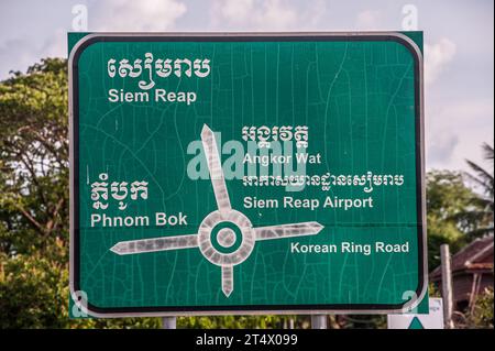 Panneau de signalisation bilingue ou panneau de signalisation pour Siem Reap, Angkor Wat et l'aéroport de Siem Reap. Province de Siem Reap, Cambodge. © Kraig Lieb Banque D'Images