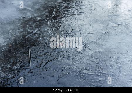 Mince couche de glace sur un lac gelé, photo de fond naturel avec flou sélectif Banque D'Images