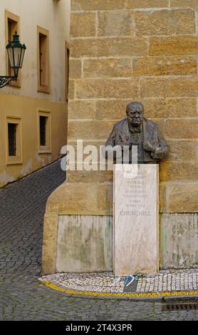 PRAGUE, RÉPUBLIQUE TCHÈQUE - OCTOBRE 2023 : buste de Winston Churchill à côté de l'ambassade britannique. Inscription : dans la guerre, il y a de la décision. En défaite Banque D'Images