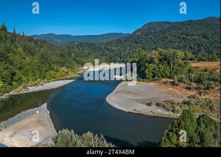 Rogue River à la confluence de la rivière Illinois, à partir du pont sur Agness Rd dans la communauté d'Agness, montagnes Klamath, Rogue River Siskiyou Natl Forest, Oregon Banque D'Images