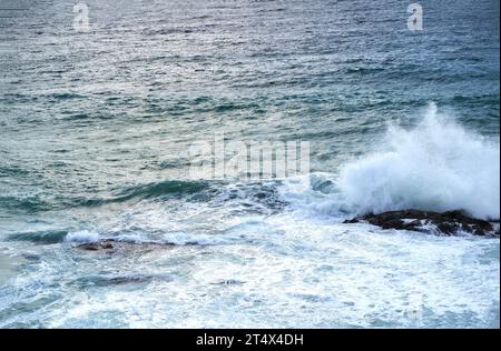 Mer. Belles vagues. Vertigineux, tourbillonnant vagues d'eau mousseuse à la mer Méditerranée. Banque D'Images